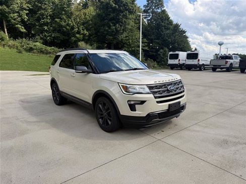 Certified 2018 Ford Explorer XLT w/ Equipment Group 202A AWD/4WD image 3