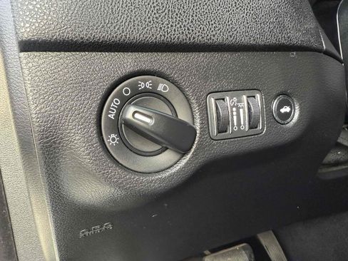 Used 2019 Dodge Charger SXT image 34