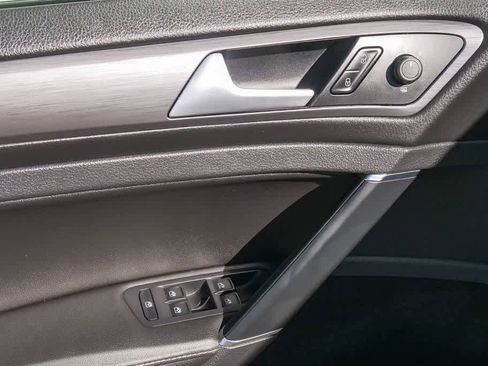 Used 2019 Volkswagen Golf SE image 19