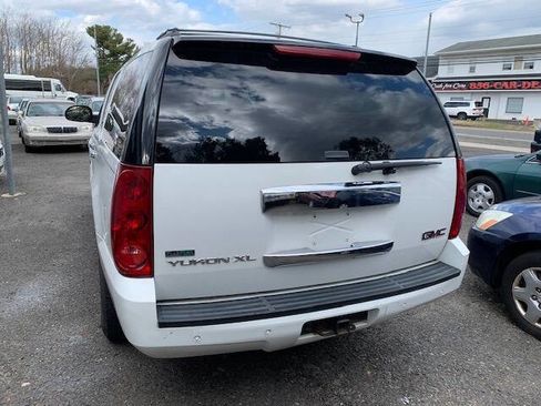 Used 2007 GMC Yukon XL SLT w/ SLT Preferred Equipment Group image 7