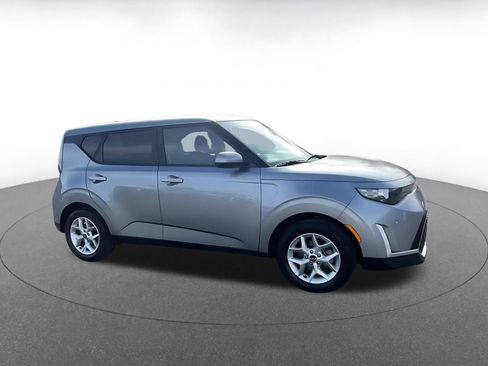Used 2025 Kia Soul LX w/ LX Technology Package image 2
