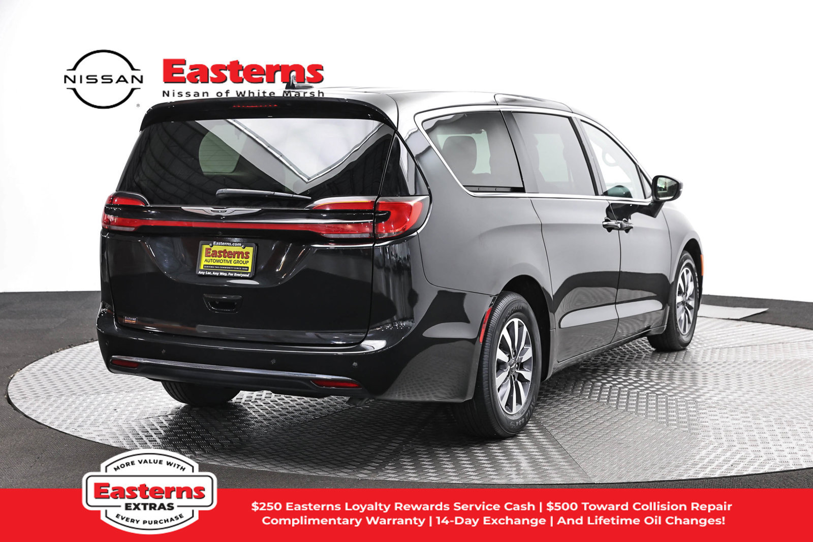 Used 2023 Chrysler Pacifica Touring-L FWD image 7