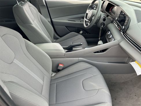 New 2025 Hyundai Elantra SE image 11