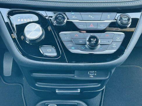 New 2026 Chrysler Pacifica Select w/ Quick Order Package 2EV image 24