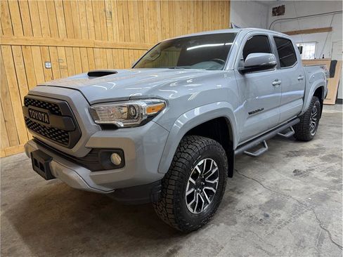 Used 2020 Toyota Tacoma TRD Sport AWD/4WD image 14