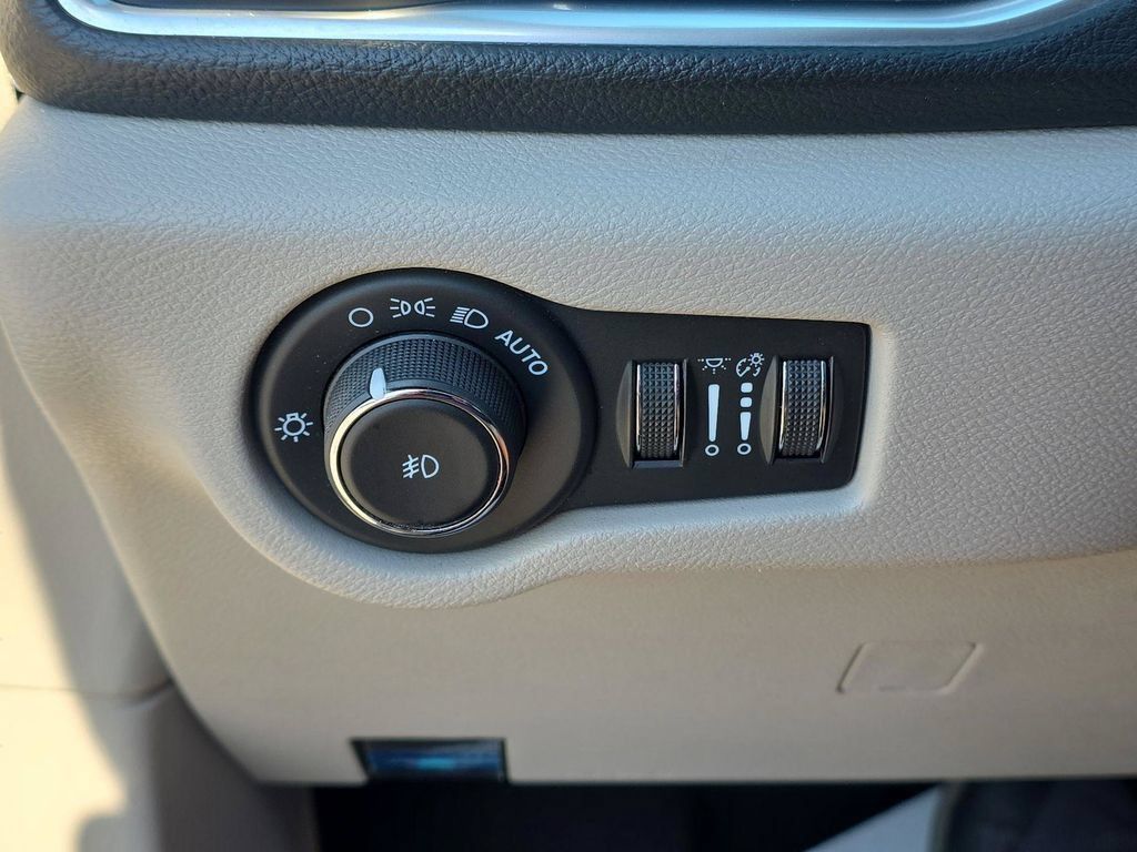 Used 2024 Chrysler Pacifica Limited FWD image 34