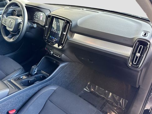 Used 2020 Volvo XC40 T5 Momentum w/ Protection Package Premier image 26