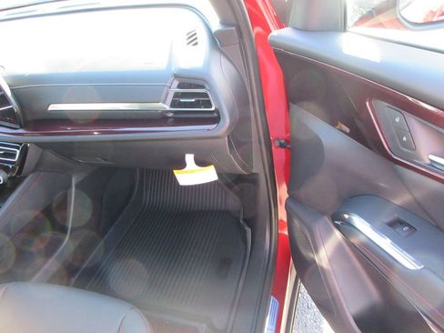 New 2026 Chevrolet Traverse Z71 w/ LPO, Floor Liner Package image 19