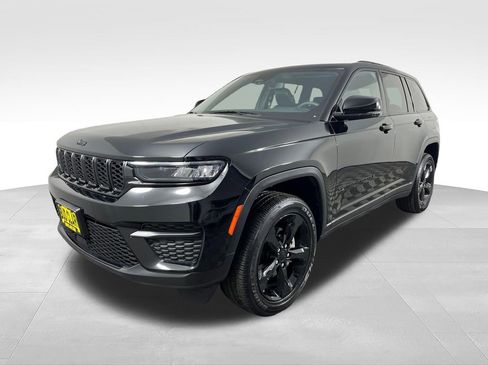 Used 2023 Jeep Grand Cherokee Altitude AWD/4WD image 2