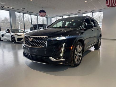 Used 2022 Cadillac XT6 Premium Luxury image 2