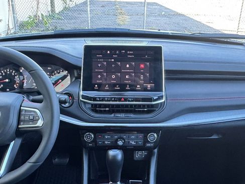 Used 2025 Jeep Compass Trailhawk image 21