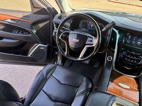 Used 2020 Cadillac Escalade Premium Luxury AWD/4WD image 24