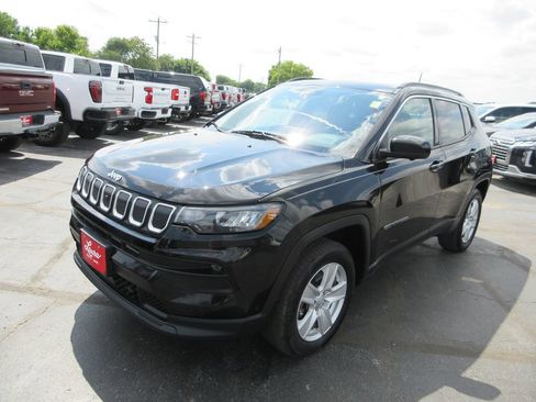 Used 2022 Jeep Compass Latitude w/ Sun and Sound Group AWD/4WD image 10