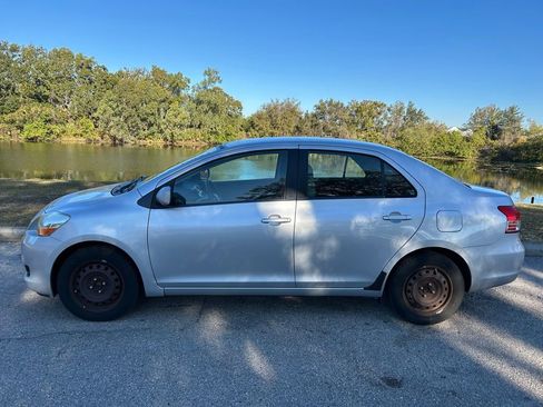 Used 2009 Toyota Yaris Base image 2