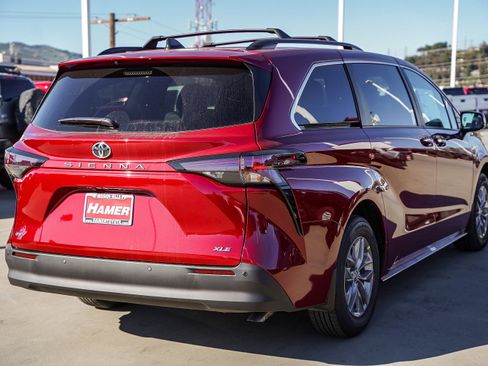 New 2026 Toyota Sienna XLE image 11