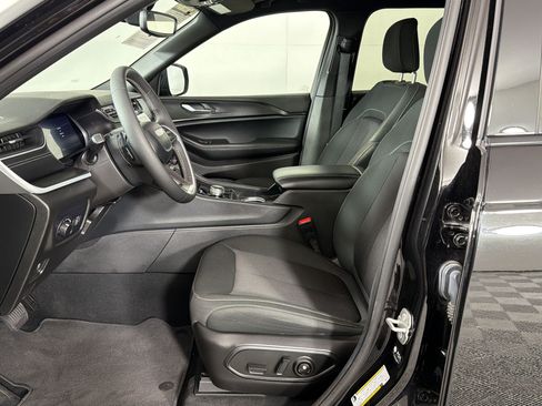 Used 2025 Jeep Grand Cherokee L Laredo AWD/4WD image 5