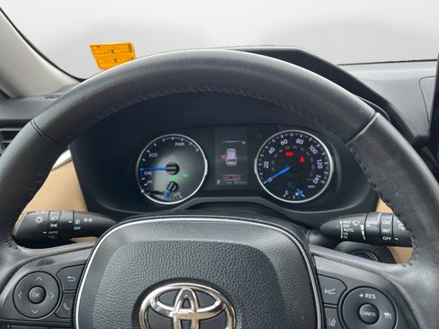 Used 2021 Toyota RAV4 XLE Premium image 14