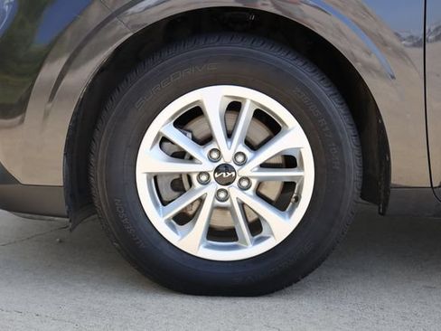 Used 2023 Kia Carnival LX FWD image 9
