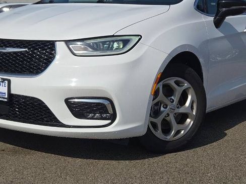 Used 2024 Chrysler Pacifica Limited FWD image 3