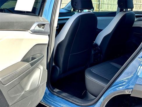 Certified 2025 Volkswagen Taos SE image 26