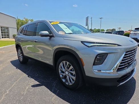 Used 2025 Buick Enclave Preferred FWD image 4