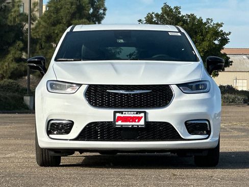 New 2026 Chrysler Pacifica Select image 2