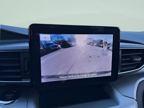 Used 2022 Ford Explorer XLT w/ Equipment Group 202A AWD/4WD image 10
