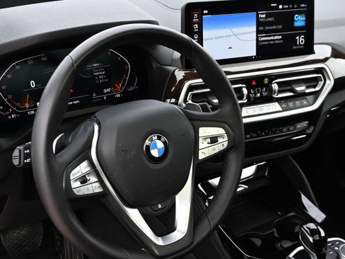 Certified 2025 BMW X4 xDrive30i image 9