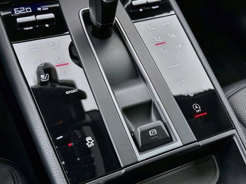 Certified 2025 Porsche Macan AWD/4WD image 22