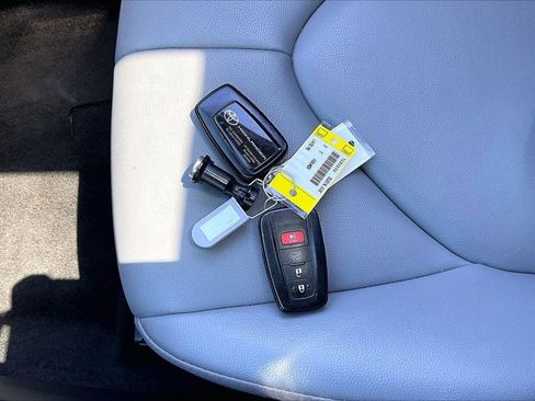 Used 2023 Toyota Highlander XLE FWD image 33
