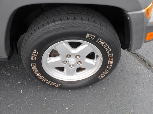 Used 2005 Jeep Liberty Sport image 24