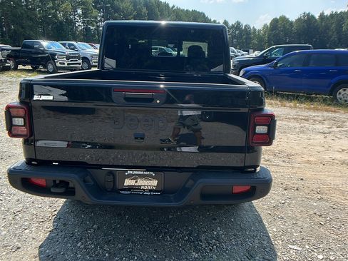 New 2025 Jeep Gladiator Sport image 9