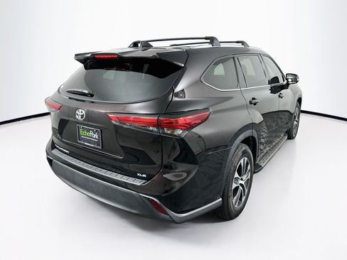Used 2022 Toyota Highlander XLE FWD image 9