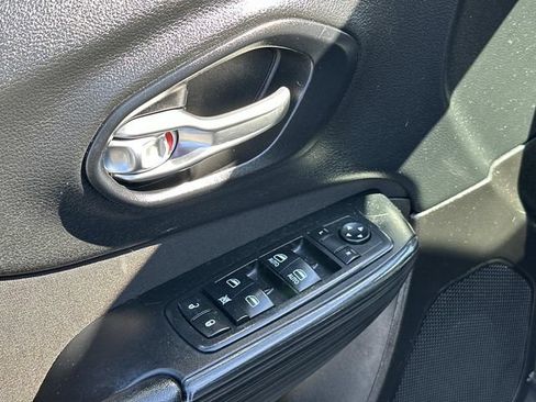 Used 2015 Jeep Cherokee Latitude w/ Cold Weather Group FWD image 18
