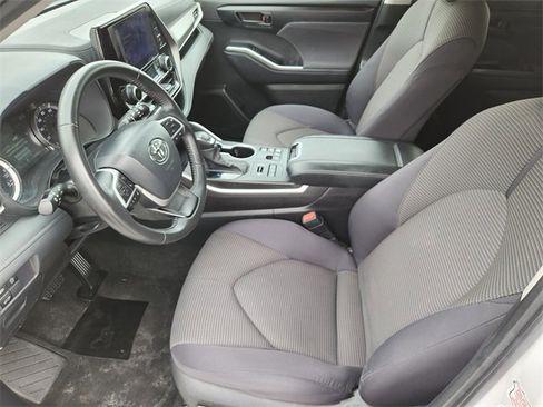 Certified 2024 Toyota Highlander LE image 9