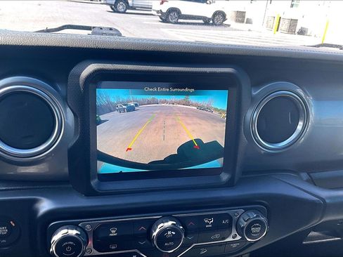 Used 2020 Jeep Wrangler Unlimited Sahara image 14