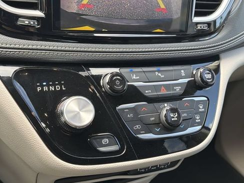 Used 2024 Chrysler Pacifica Limited FWD image 22