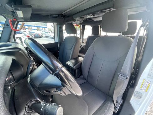 Used 2018 Jeep Wrangler Unlimited Sport w/ Connectivity Group AWD/4WD image 11
