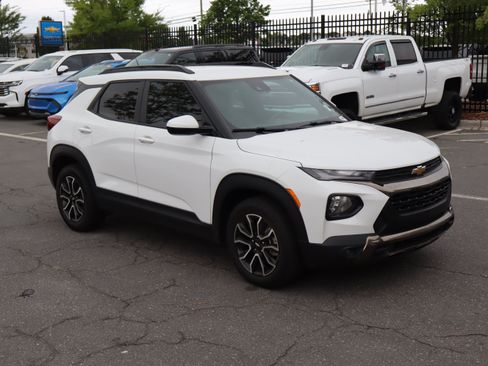 Used 2022 Chevrolet TrailBlazer ACTIV w/ Technology Package FWD image 2