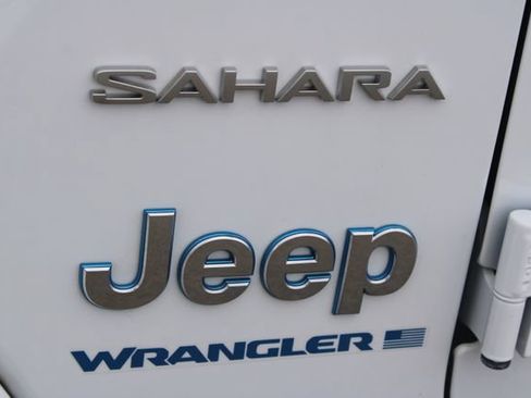 Used 2023 Jeep Wrangler Unlimited Sahara w/ Cold Weather Group AWD/4WD image 8
