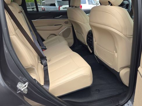 Used 2024 Jeep Grand Cherokee Limited w/ Luxury Tech Group II AWD/4WD image 9