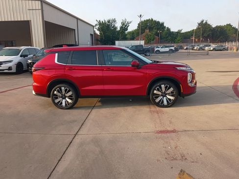 Used 2025 Mitsubishi Outlander SE image 6