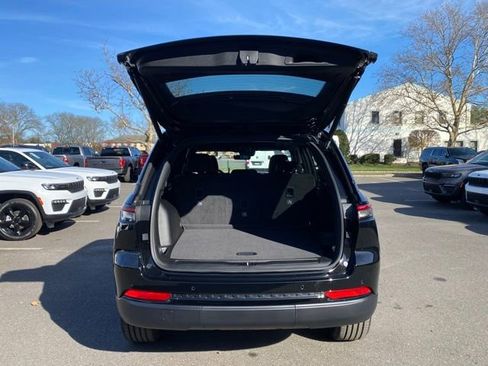 New 2025 Jeep Grand Cherokee Altitude image 9