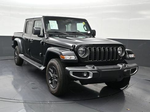 Used 2025 Jeep Gladiator Sport AWD/4WD image 7