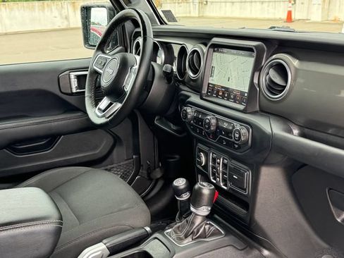 Used 2018 Jeep Wrangler Unlimited Sahara AWD/4WD image 9