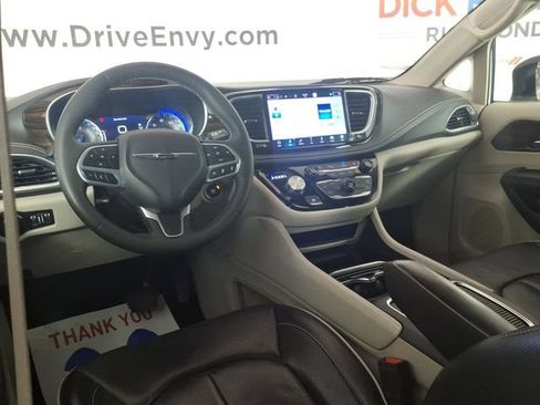 Used 2023 Chrysler Pacifica Limited FWD image 10