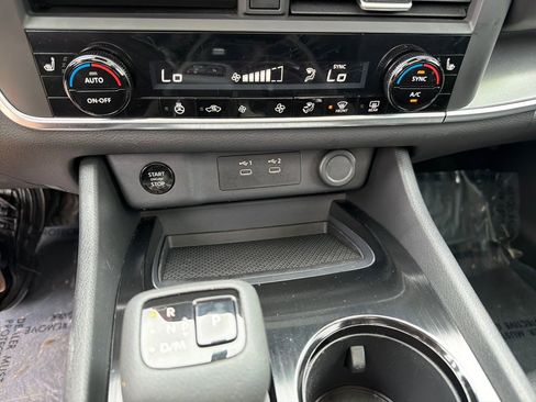 Used 2024 Nissan Rogue SV w/ SV Premium Package image 30