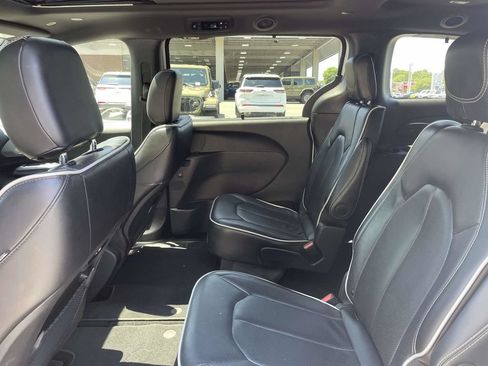 Used 2025 Chrysler Pacifica Limited FWD image 21