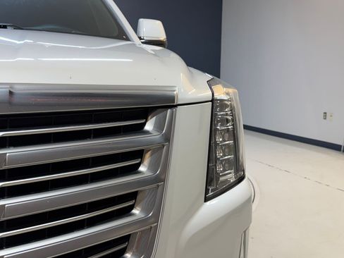 Used 2017 Cadillac Escalade Platinum AWD/4WD image 10