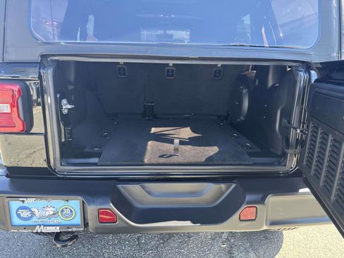Used 2022 Jeep Wrangler Unlimited Sahara w/ LED Lighting Group AWD/4WD image 15